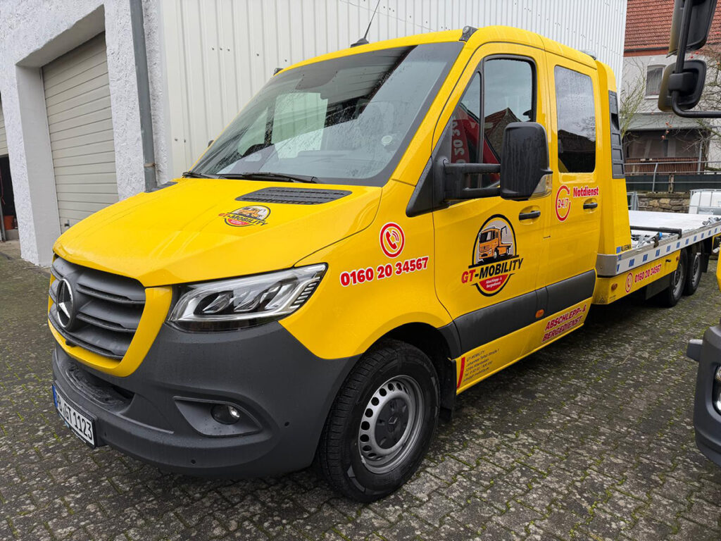 Abschleppwagen von GT Mobility für sicheren Fahrzeug Transport im Einsatz