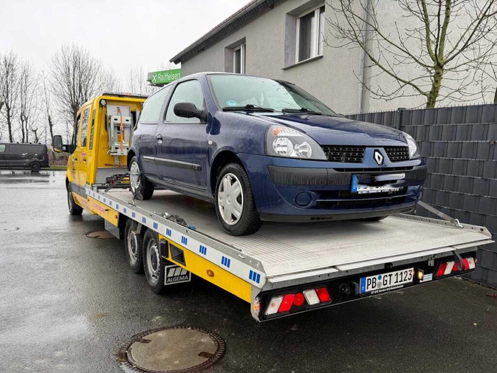 PKW wird für den sicheren Transport auf einen Abschleppwagen verladen