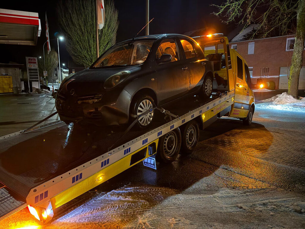 Abschleppdienst transportiert PKW auf Plateau Abschleppwagen bei Nacht im 24h Notdienst zur Bergung